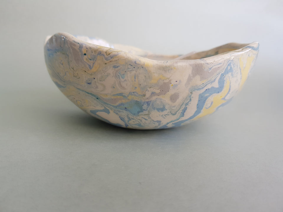 Marmorierte Schale mit Kerze