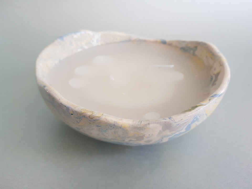 Marmorierte Schale mit Kerze